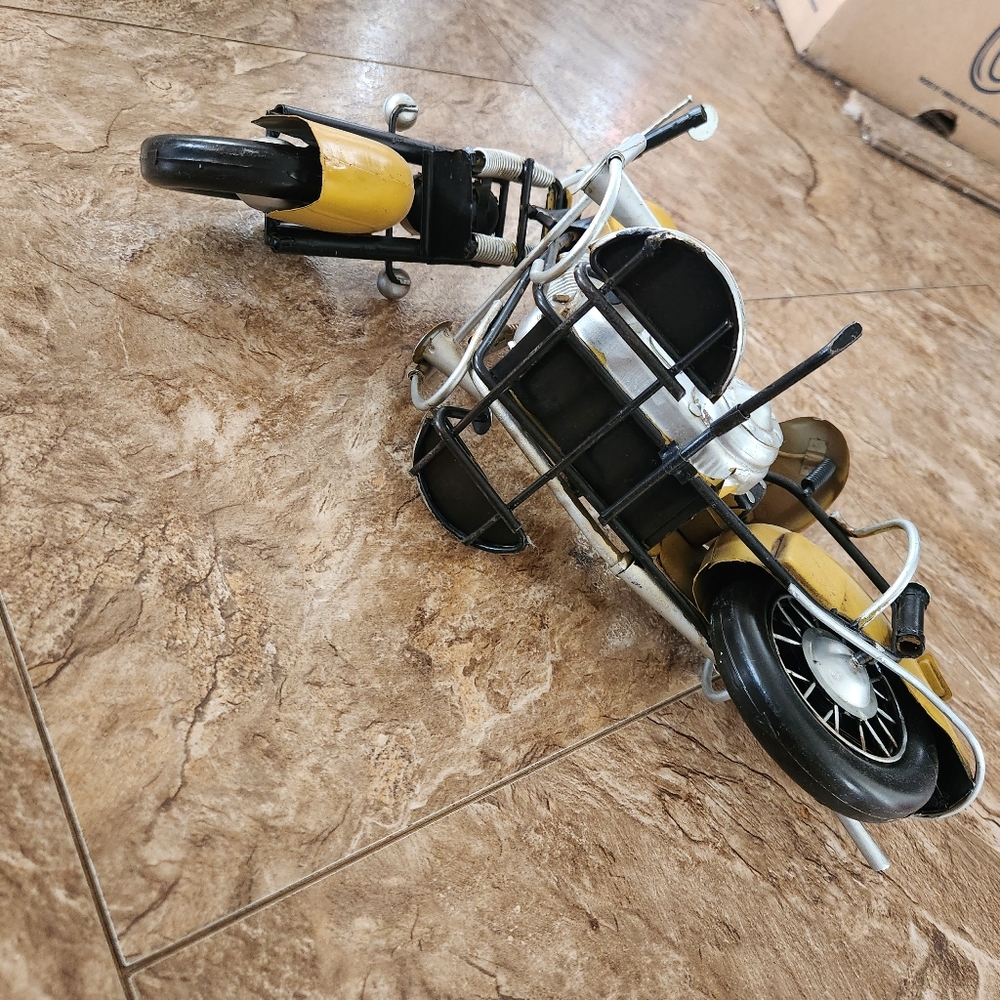 Metal folk art motorcycle tabletop decoration yellow - Picture 5 of 7